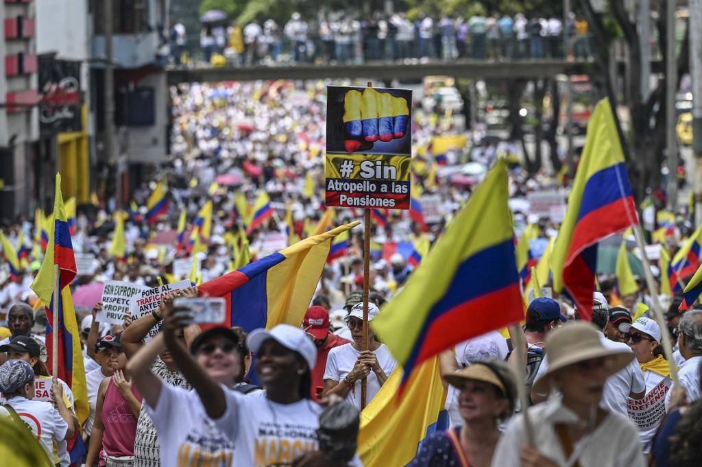 protesto contra gustavo petro em cali