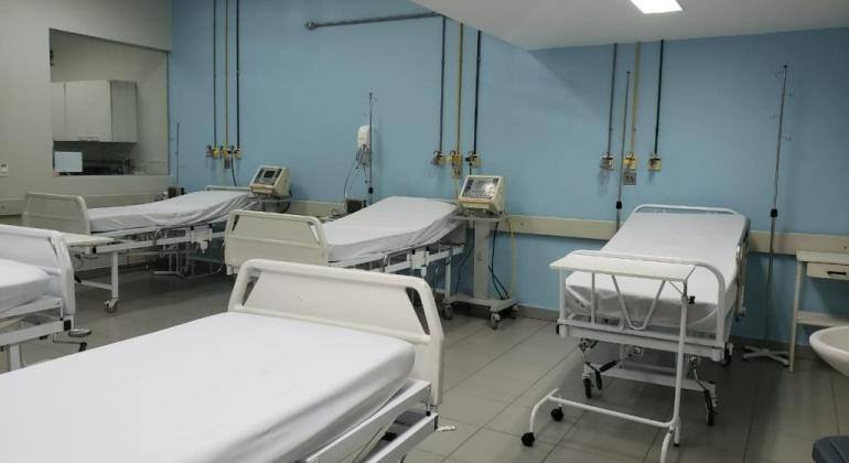 Reflexo da ômicron: ocupação das enfermarias está em alta em Minas Gerais, enquanto leitos de UTI permanecem em alerta