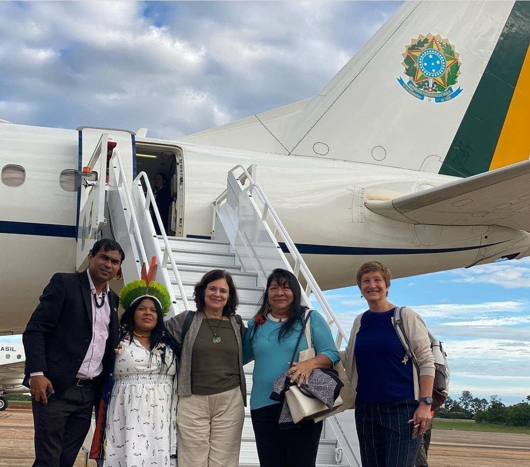 Nisia Trindade em visita aos Yanomamis