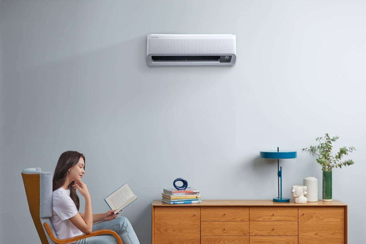 Aparelhos de ar-condicionado da linha WindFree, da Samsung, têm 23 mil microfuros para saída de ar no painel, evitando as correntes de vento gelado