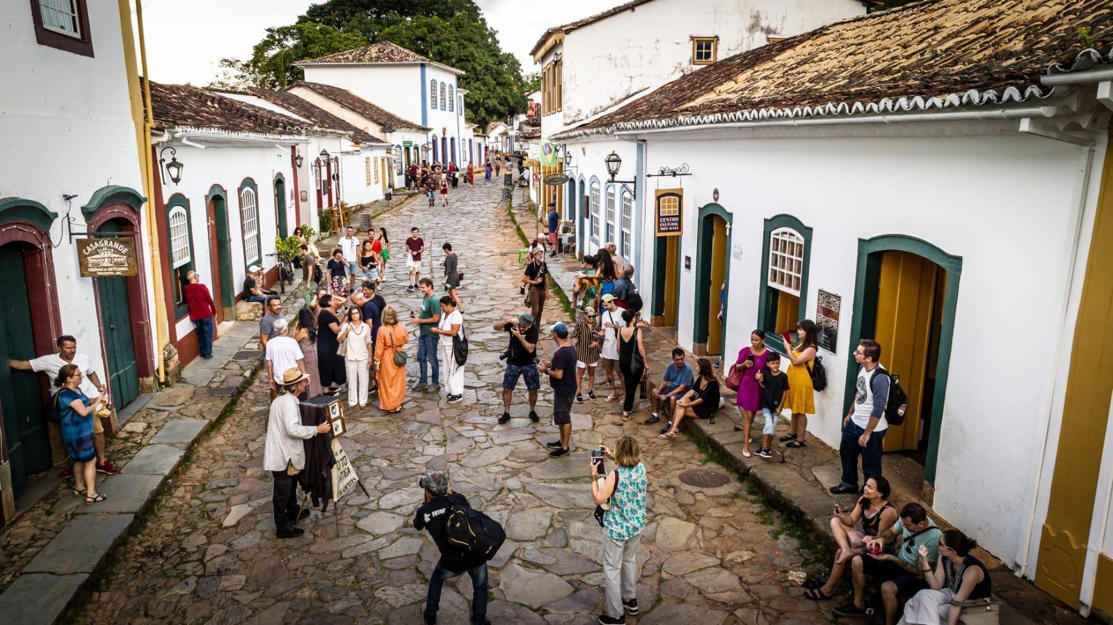 Rua Direita durante o Festival de Fotografia, em frente ao Centro Cultural Yves Alves