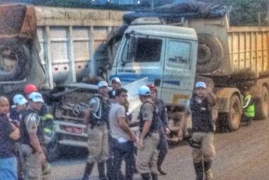Acidente com carretas e carros no Anel Rodoviário nesta sexta-feira