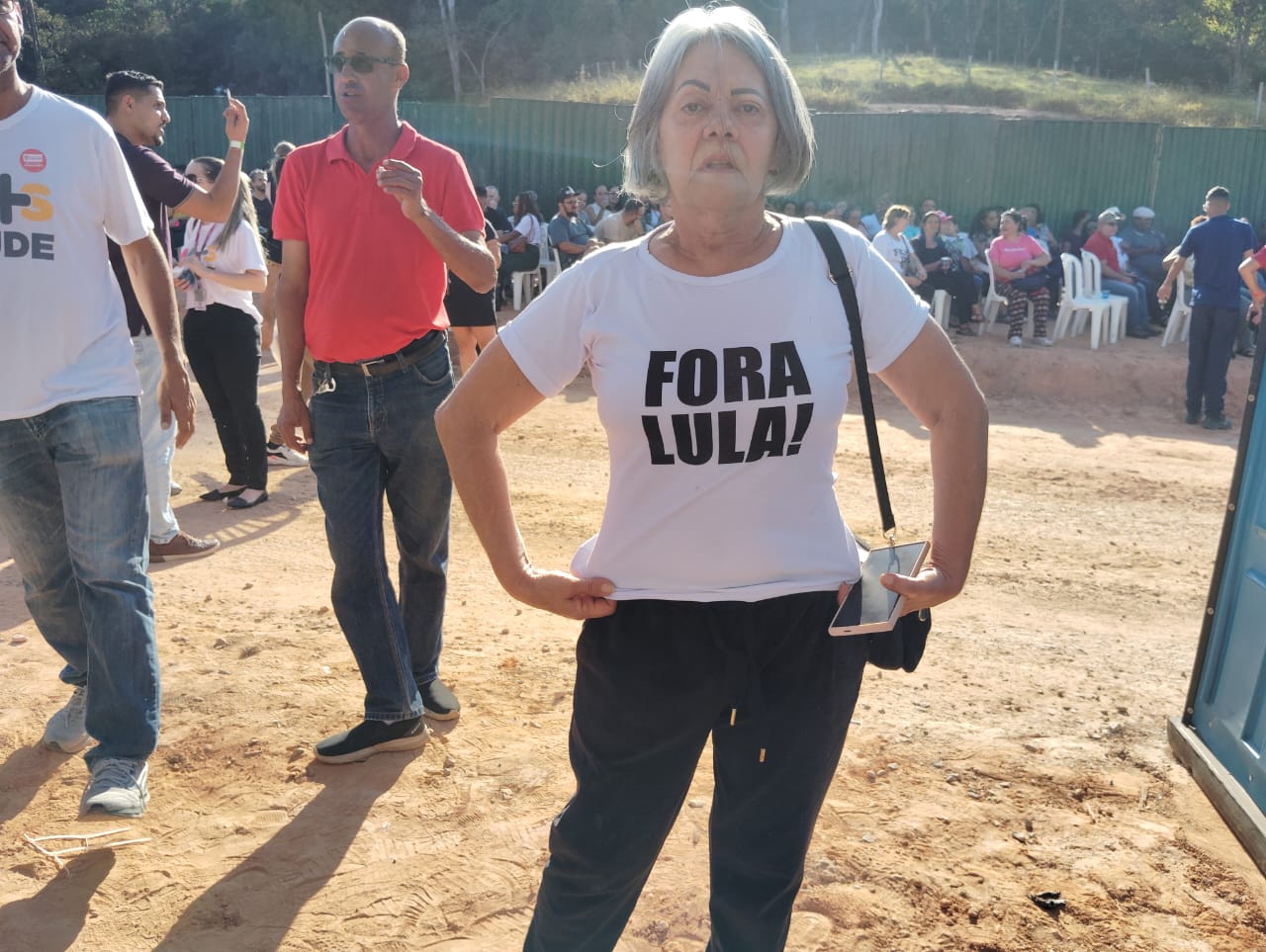 Com gritos de "Fora Lula" e camiseta com as mesmas palavras, Elisabeth disse à reportagem que o governo do atual presidente acabou com o país