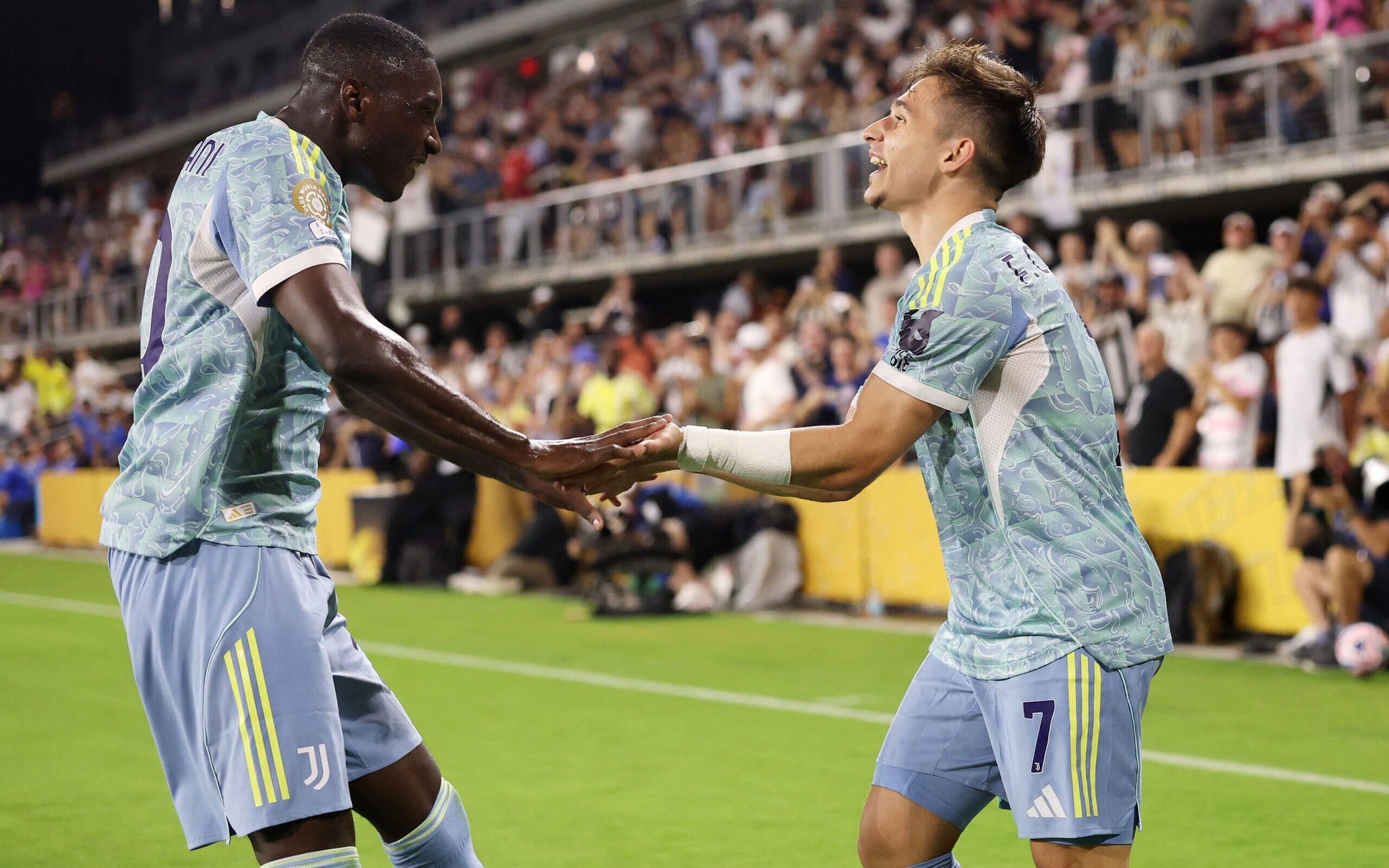 Kolo Muani e Francisco Conceição comemoram gol da Juventus sobre o Al Ain (Foto: Roberto Schmidt / AFP)