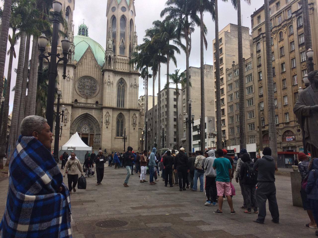 População em situação na fila para receber comida na Praça da Sé, em São Paulo