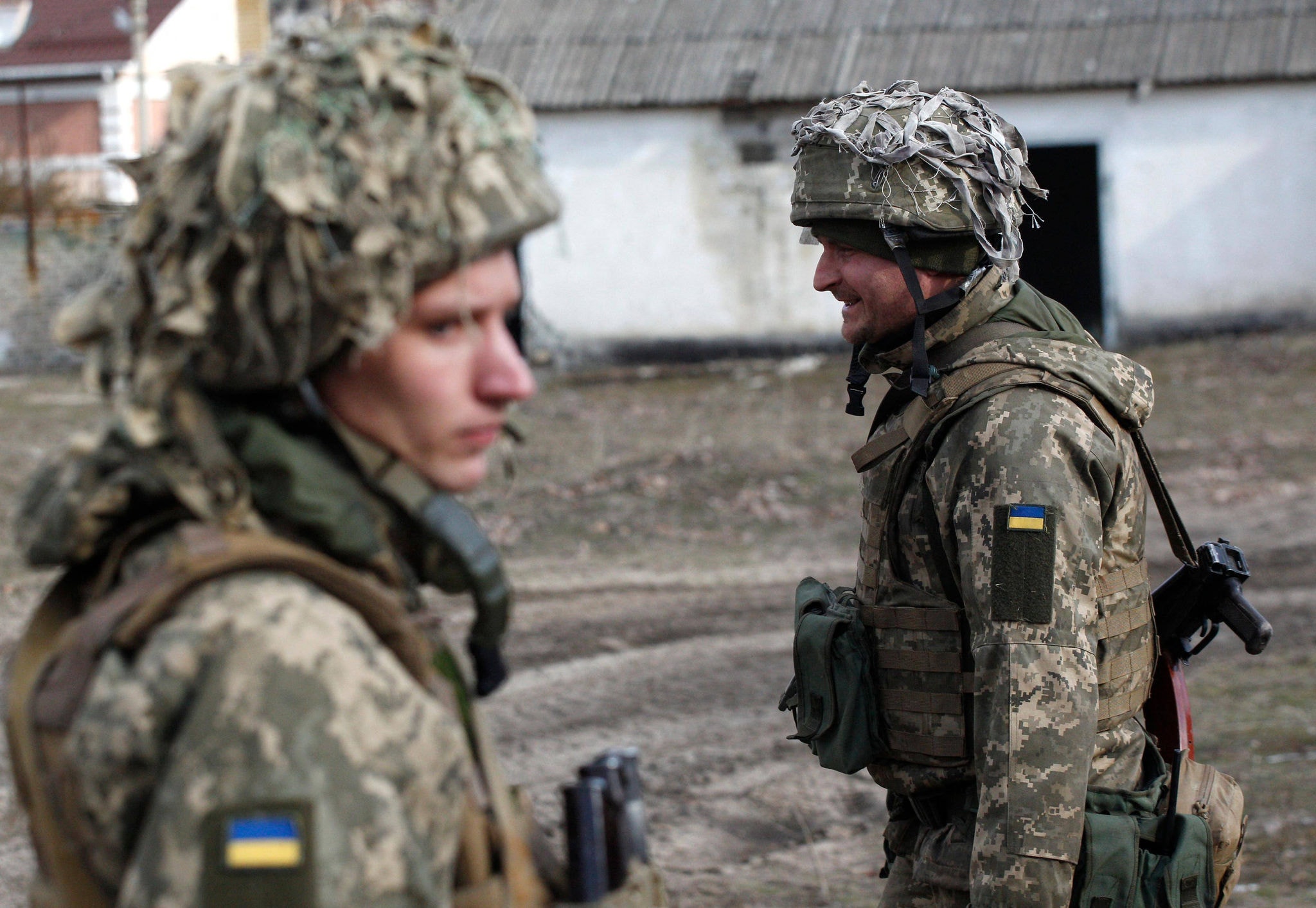 Militares ucranianos na linha de frente na cidade de Schastia