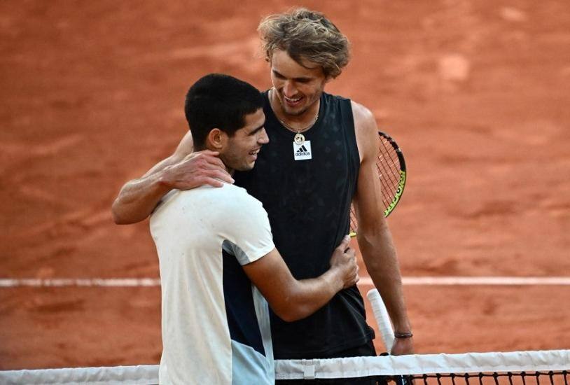 Alemão Alexander Zverev (D) venceu o espanhol Carlos Alcaraz em Roland Garros