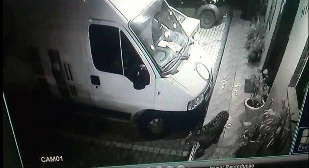 Para ter acesso ao hotel, por volta das 20h dessa quarta-feira (1),  a onça-pintada teve que cruzar o rio Paraibuna e a avenida,