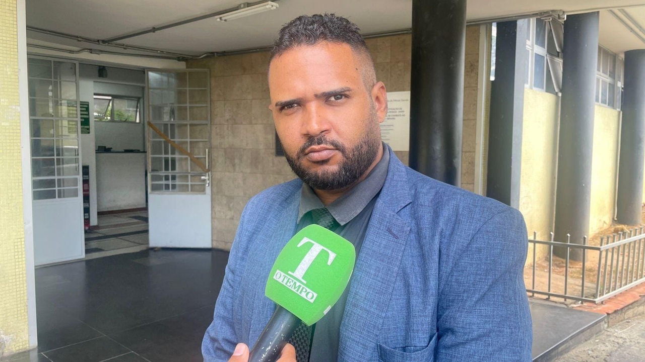 Advogado de um dos suspeitos de participação no assassinato do torcedor do Cruzeiro fala com a imprensa enquanto cliente presta depoimento na delegacia, nesta terça-feira (2 de abril)