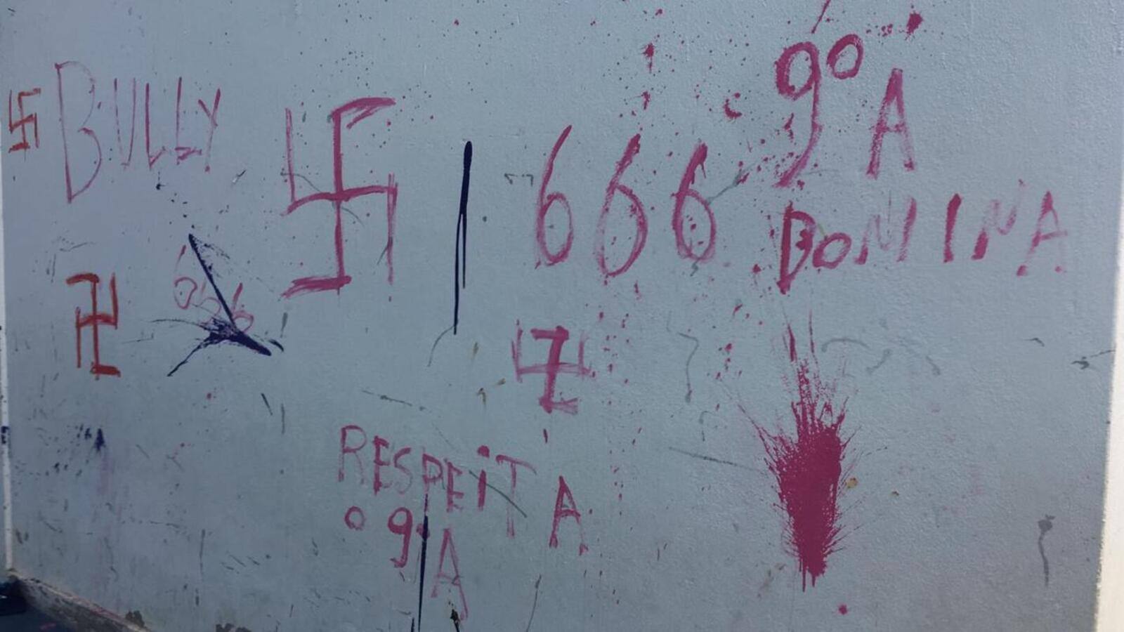 Escola em Contagem amanheceu com as paredes pichadas e com alusões ao nazismo