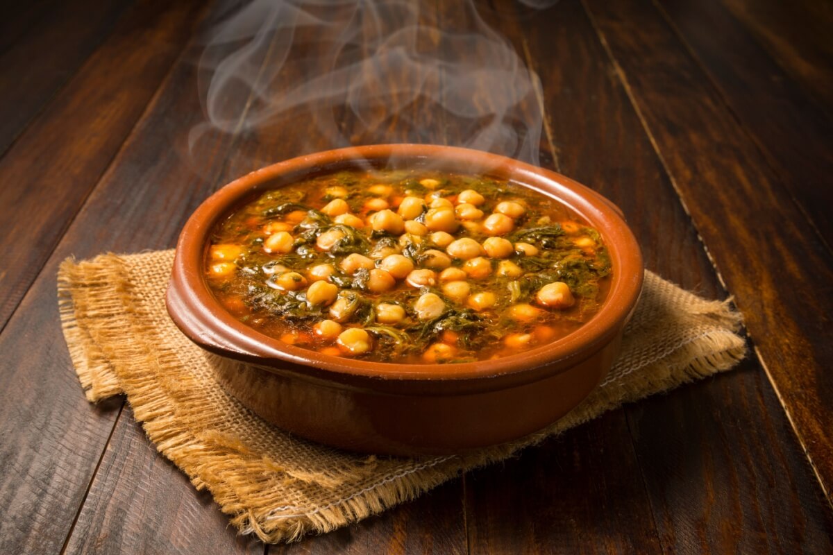 Sopa de grão-de-bico com espinafre e tomate