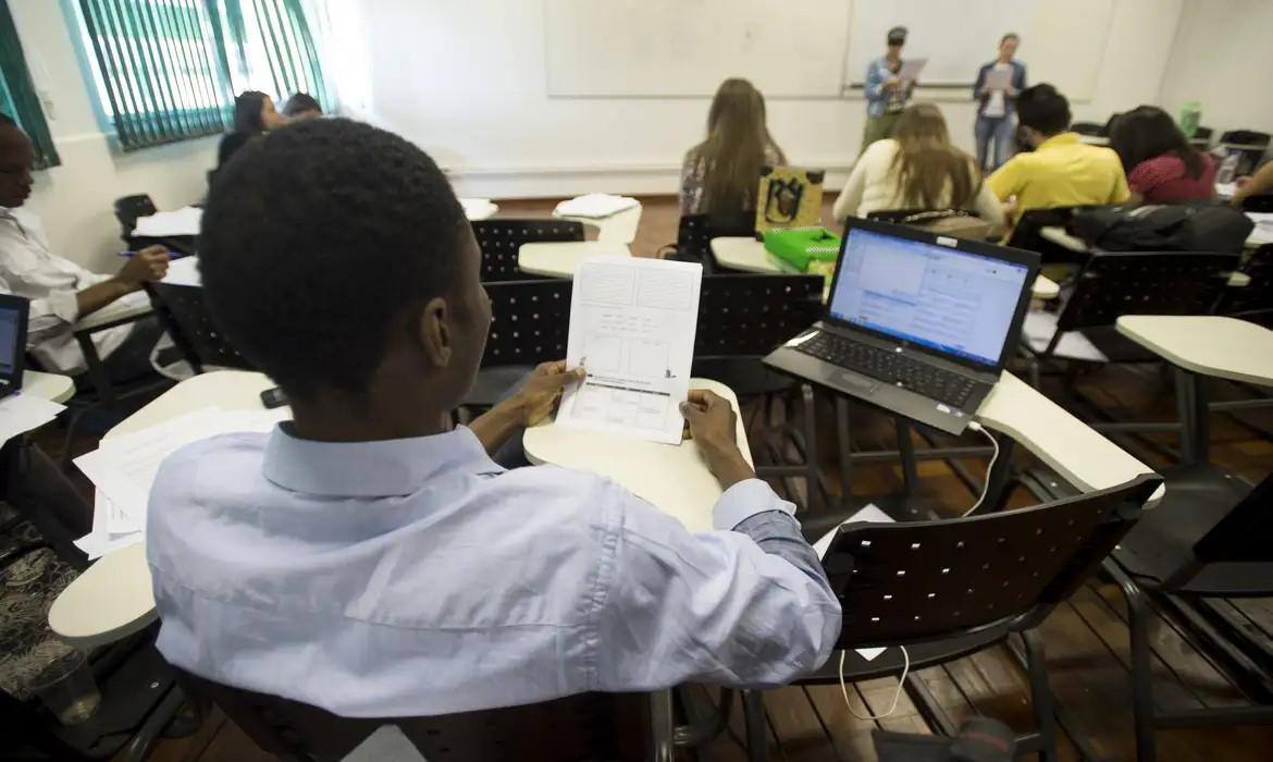 Imagem ilustrativa de uma sala de aula em faculdade