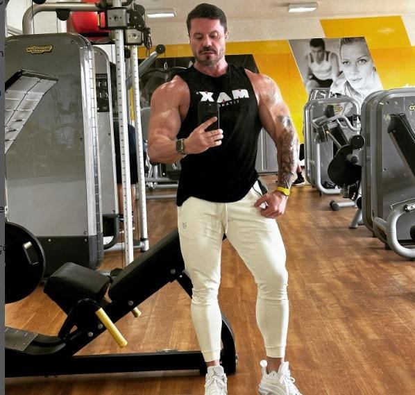 O influenciador fitness Renato Cariani, que tem mais de 7 milhões de seguidores, também é alvo de buscas