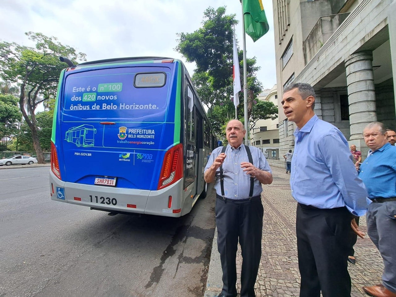 Foto mostra o prefeito Fuad Noman durante a apresentação dos 220 novos veículos