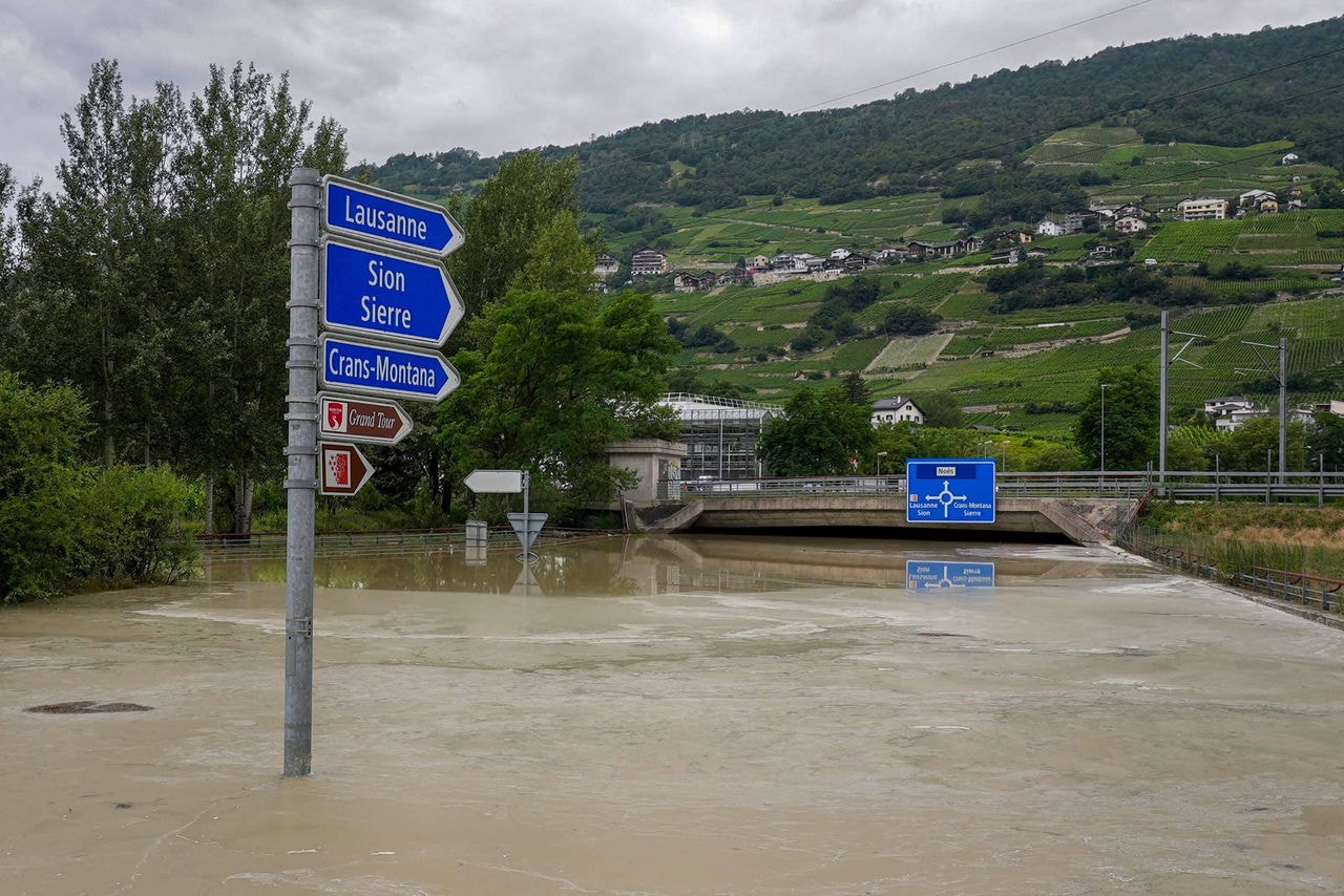 Estrada alagada em Sierre, no oeste da Switzerland 