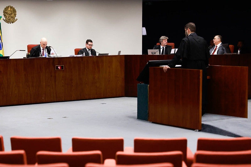 De costas, advogado Luís Felipe Cunha faz a sustentação oral em defesa do senador Sergio Moro (União Brasil-PR)