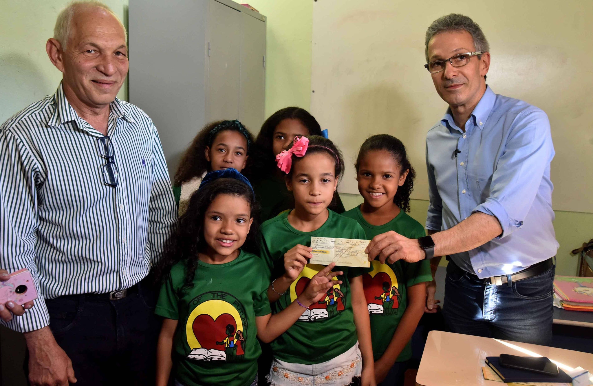 Governador Romeu Zema entregou cheque com o valor do seu salário para a Associação Hope The Future, em Salinas