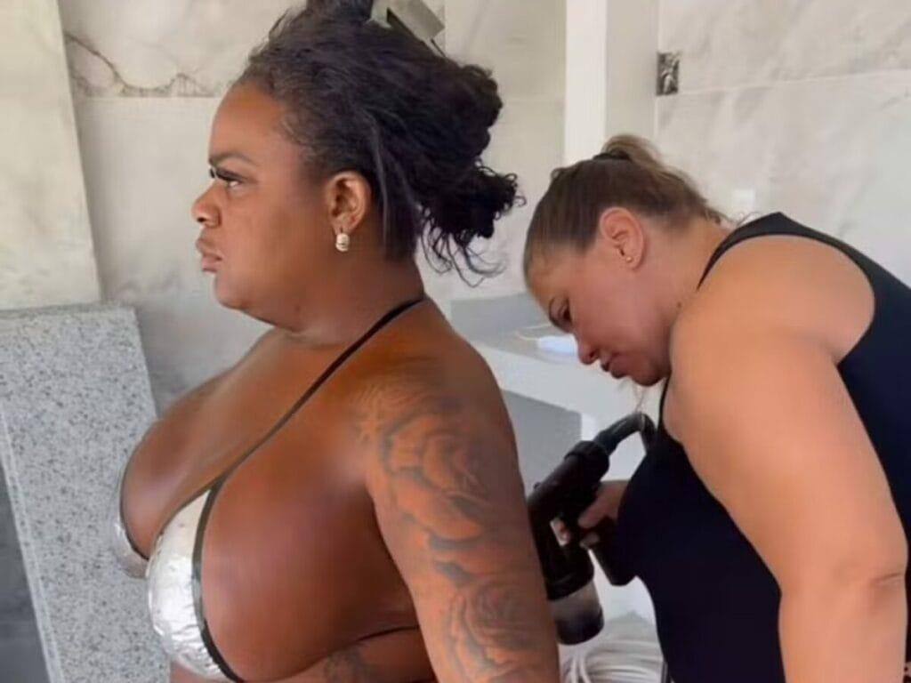 Jojo Todynho reforça o bronzeado para desfilar na Marquês de Sapucaí