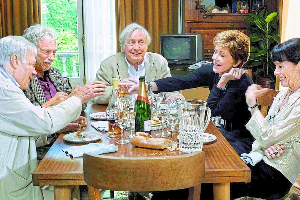 A comédia "E se Vivêssemos Todos Juntos?", de 2012, trata, com leveza, temas caros ao debate do etarismo; na produção, cinco amigos idosos decidem passar morar em uma mesma casa, prestando apoio ao mesmo tempo em que respeitam a autonomia uns aos outros