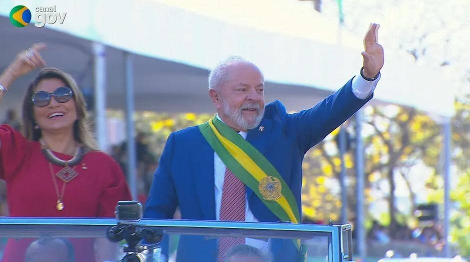 Lula e Janja chegam em carro aberto ao desfile de 7 de Setembro em Brasília