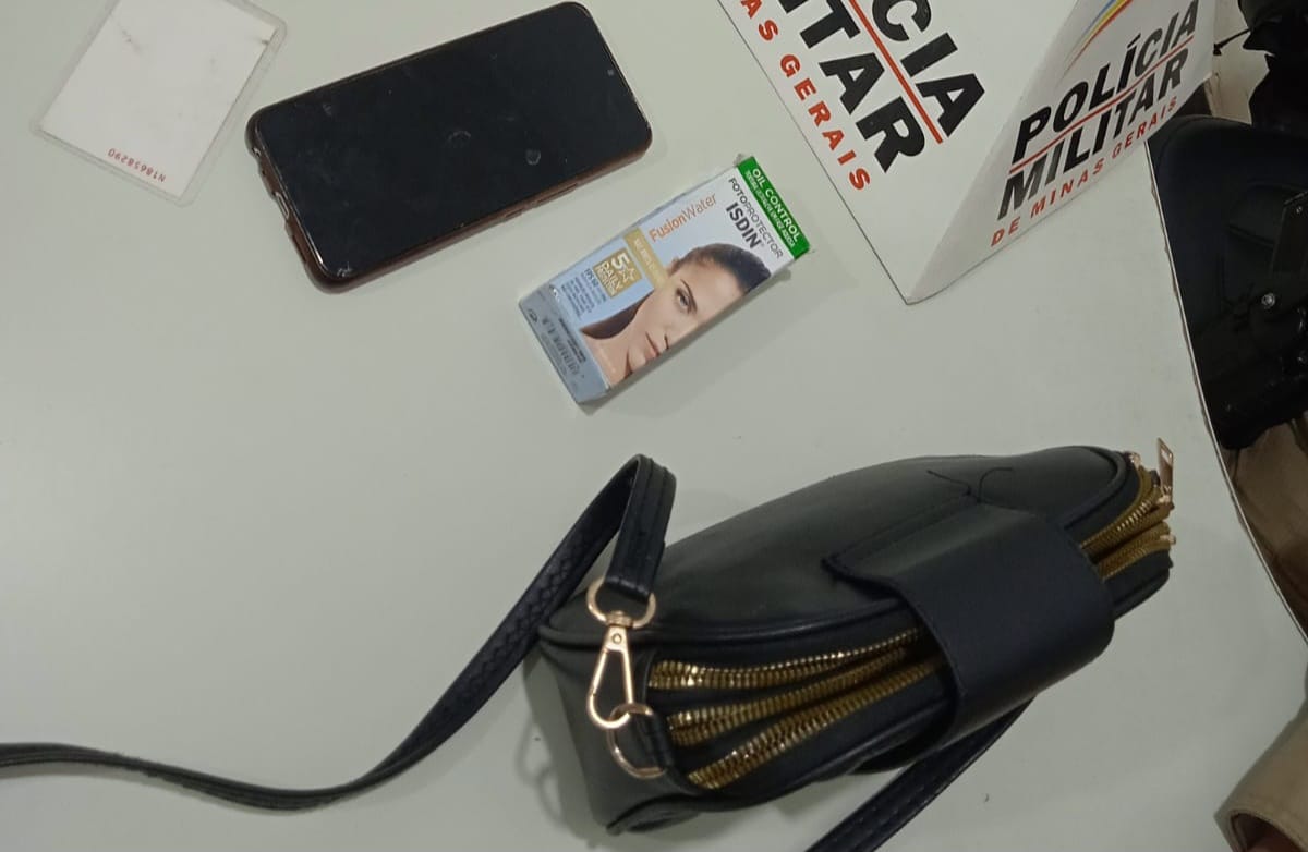 Criminosos usaram bolsa magnetizada para furtar farmácia em Itabira