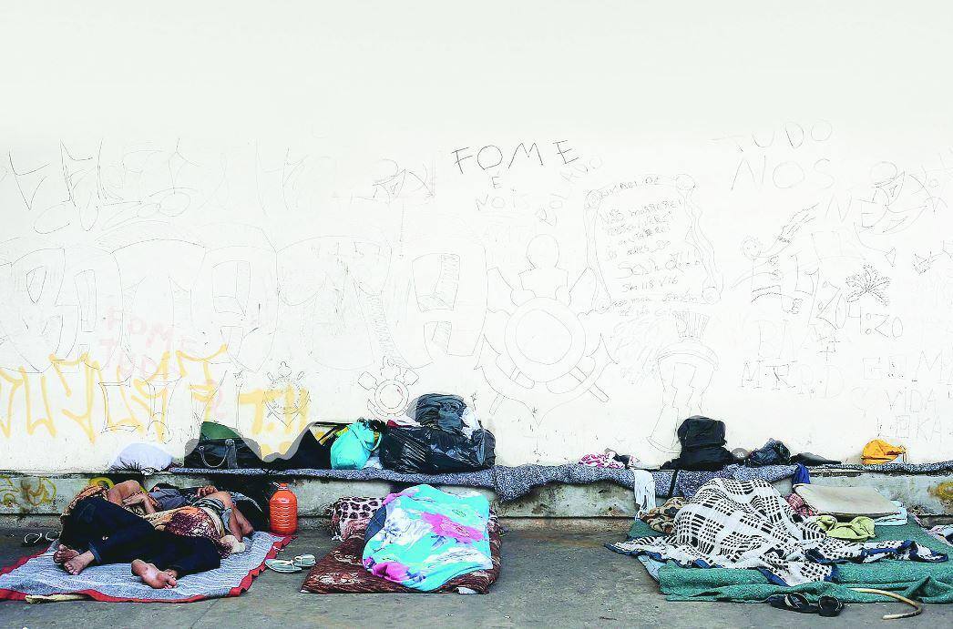 Moradores de rua fazem bicos, mas não conseguem emprego por falta de domicílio fixo