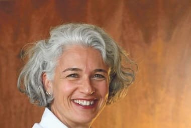 A médica Adriane Eunápio adotou o corte chanel Feliz com o grisalho, ela é a favor da liberdade na escolha da cor dos cabelos