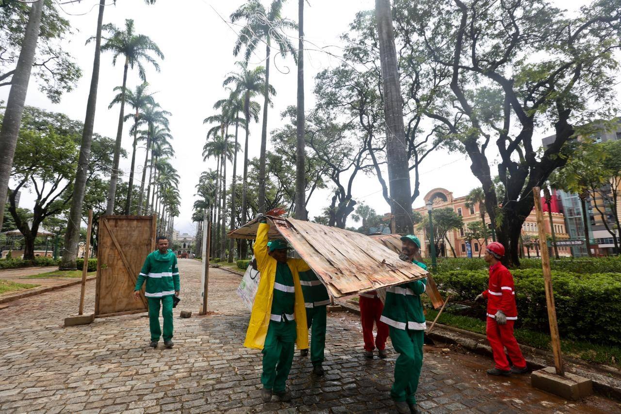 Tapumes foram retirados nesta segunda-feira