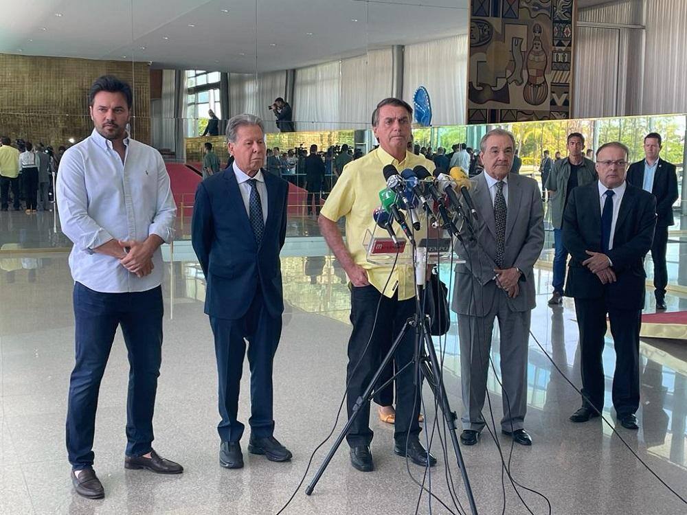 Jair Bolsonaro com Arthur Virgílio Neto e José Agripino Maia nesta segunda-feira (17)