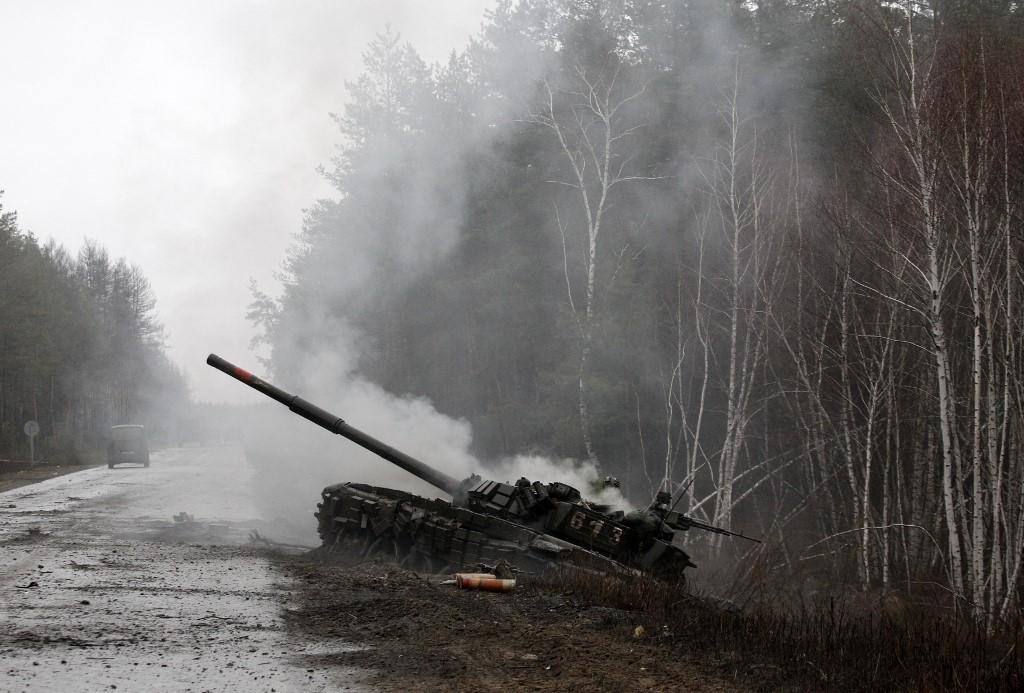 Fumaça sobe de um tanque russo destruído na estrada para Luhansk, no leste da Ucrânia