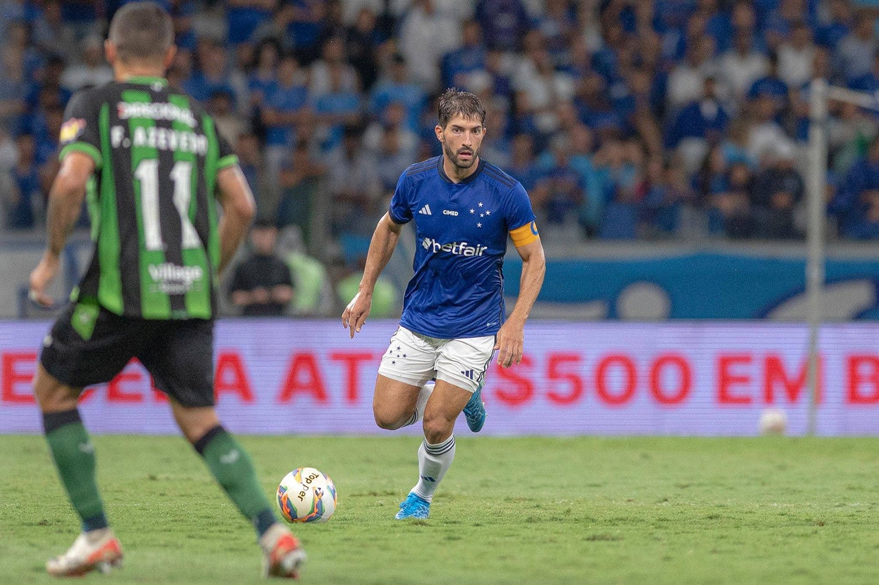 Volante Lucas Silva em ação durante a partida com o América, no Mineirão