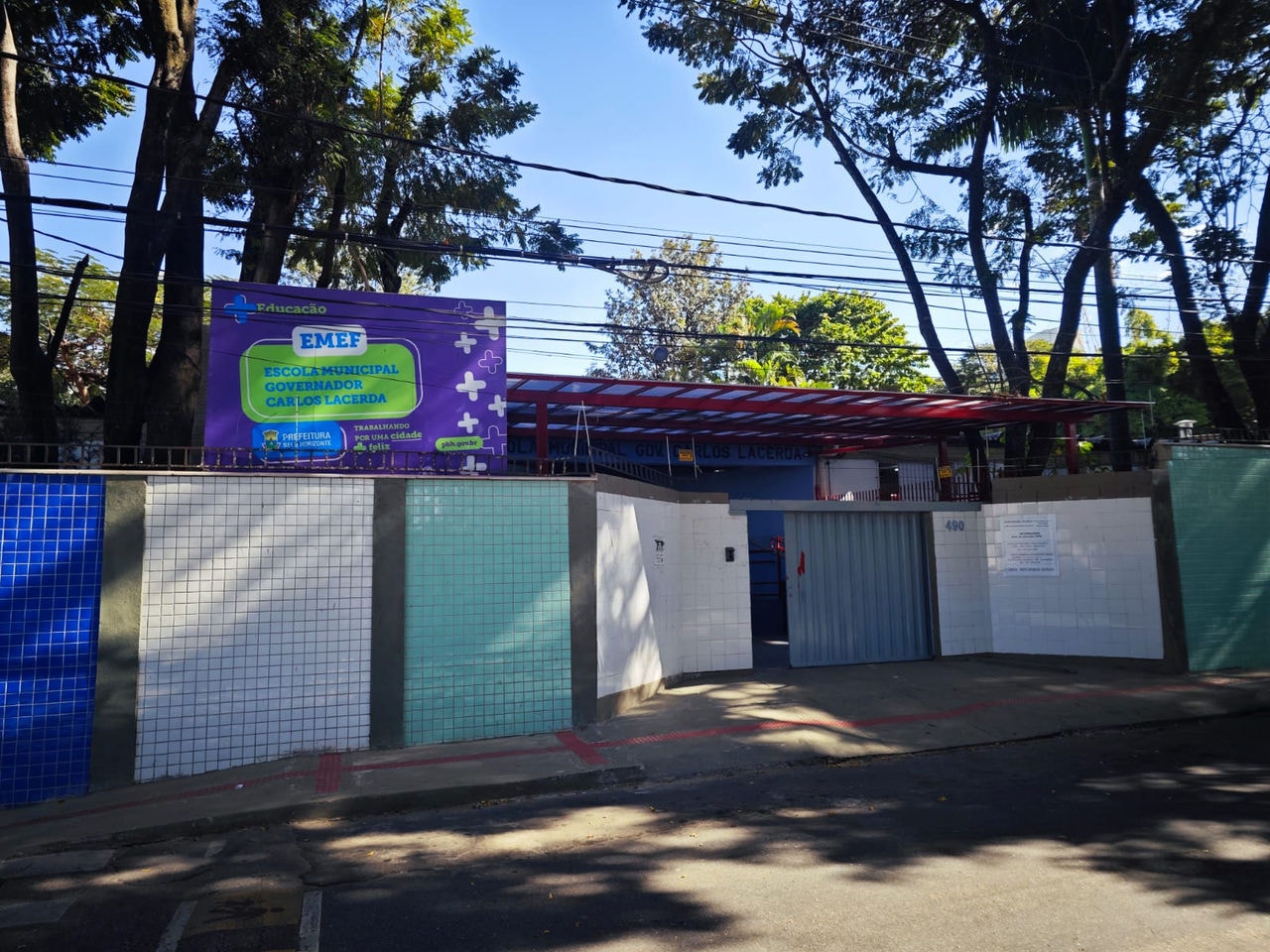 Dois alunos foram esfaqueados na Escola Municipal Governador Carlos Lacerda