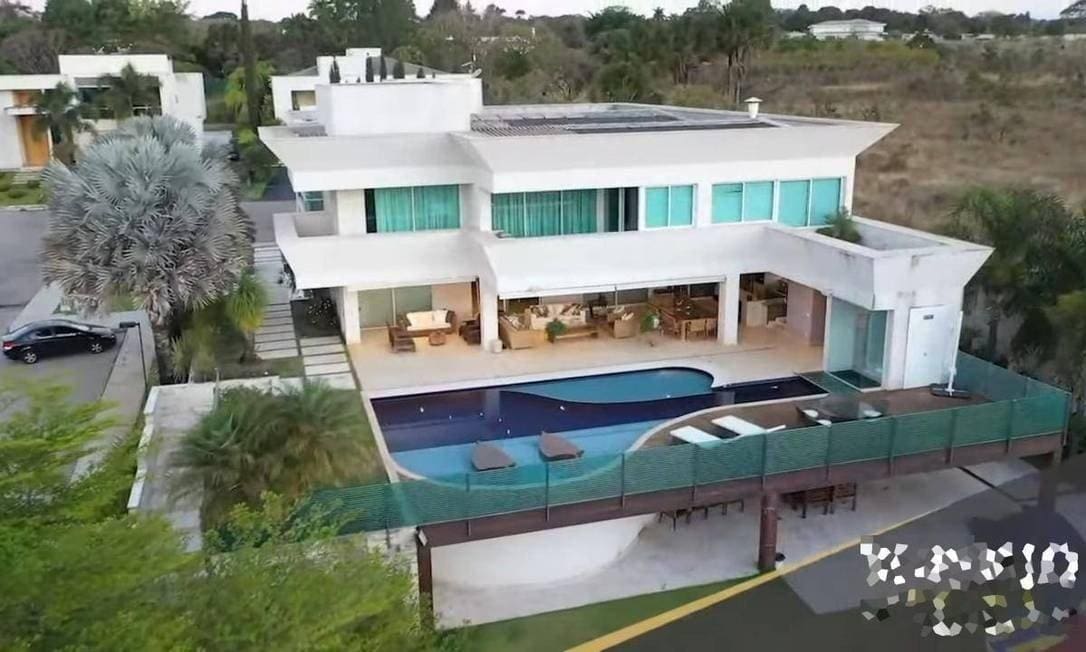 Imagem da casa comprada por Flávio Bolsonaro em Brasília