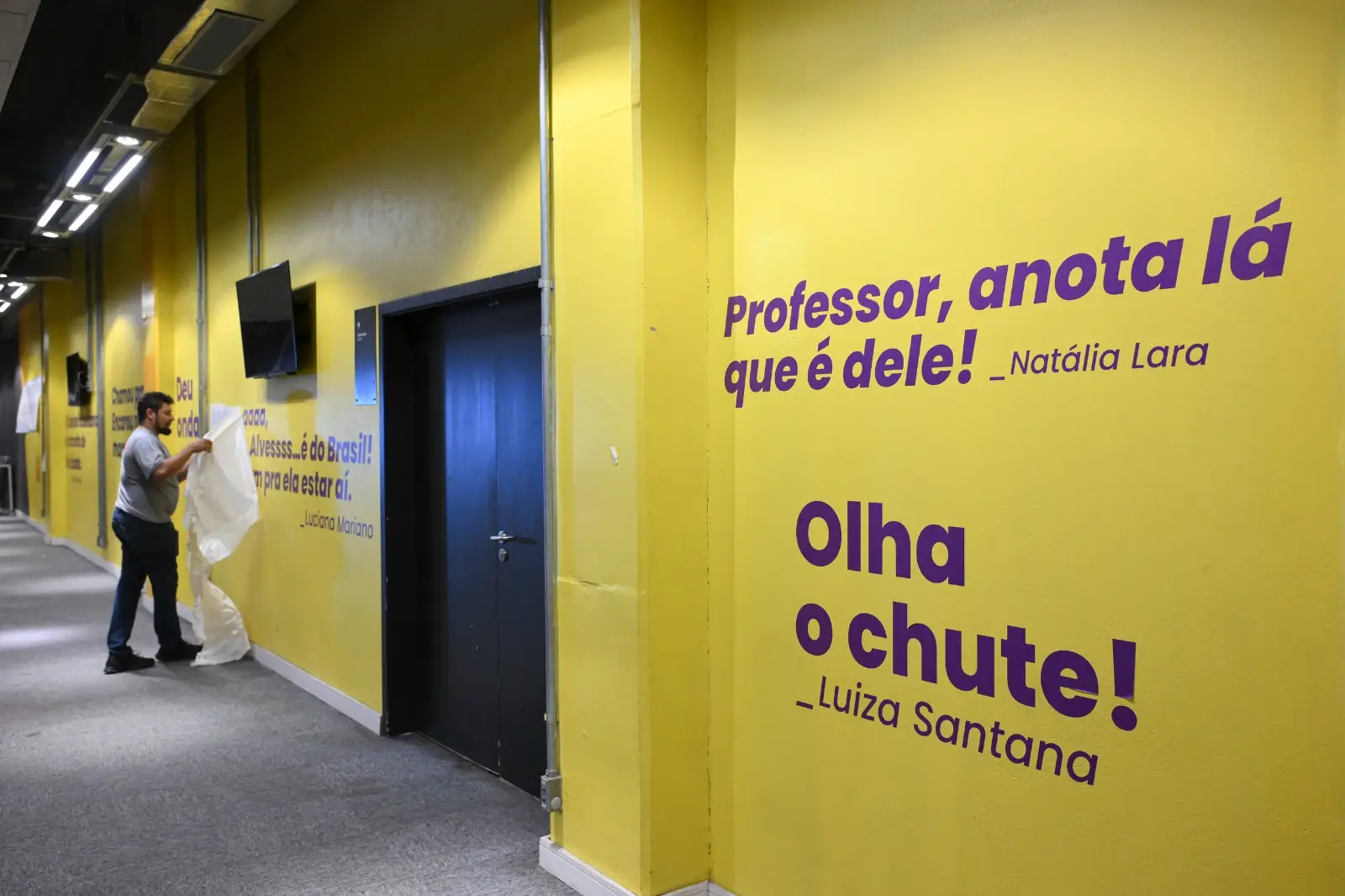 Novo espaço na zona mista do Mineirão traz frases de destaque de narradoras esportivas