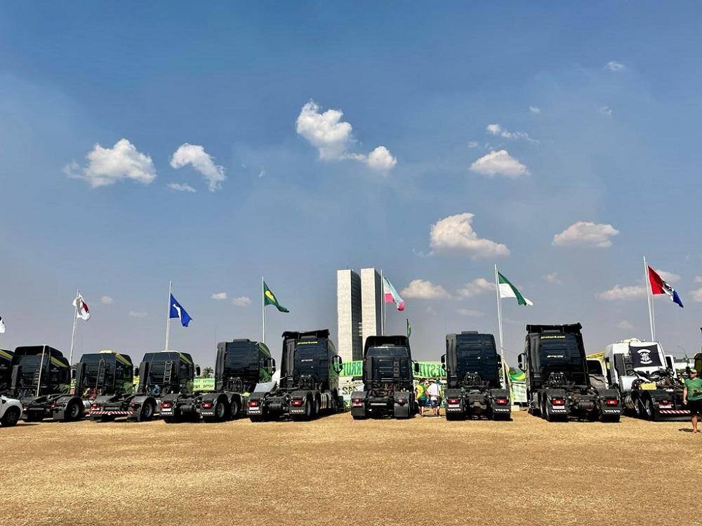 Caminhões estacionados na Esplanada dos Ministérios após os atos do 7 de Setembro em 2021, em frente ao Congresso Nacional, em Brasília (DF)