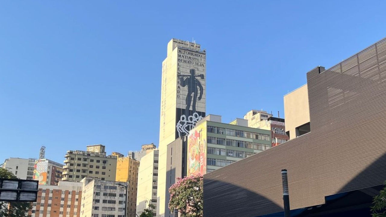 Nova empena do artista mineiro Paulo Nazareth, no hipercentro de BH