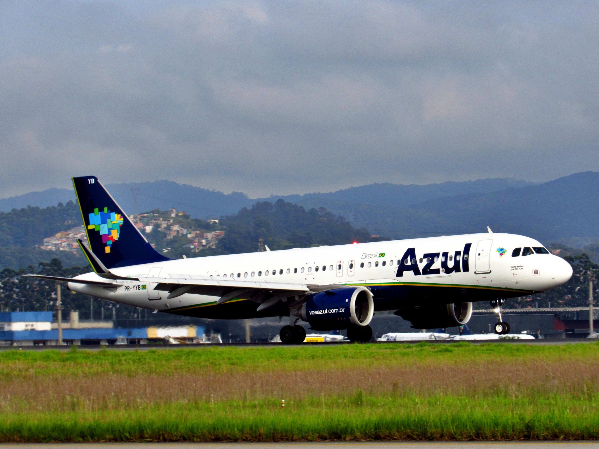 Azul celebra 16 anos no aeroporto de BH com crescimento de 25,6%