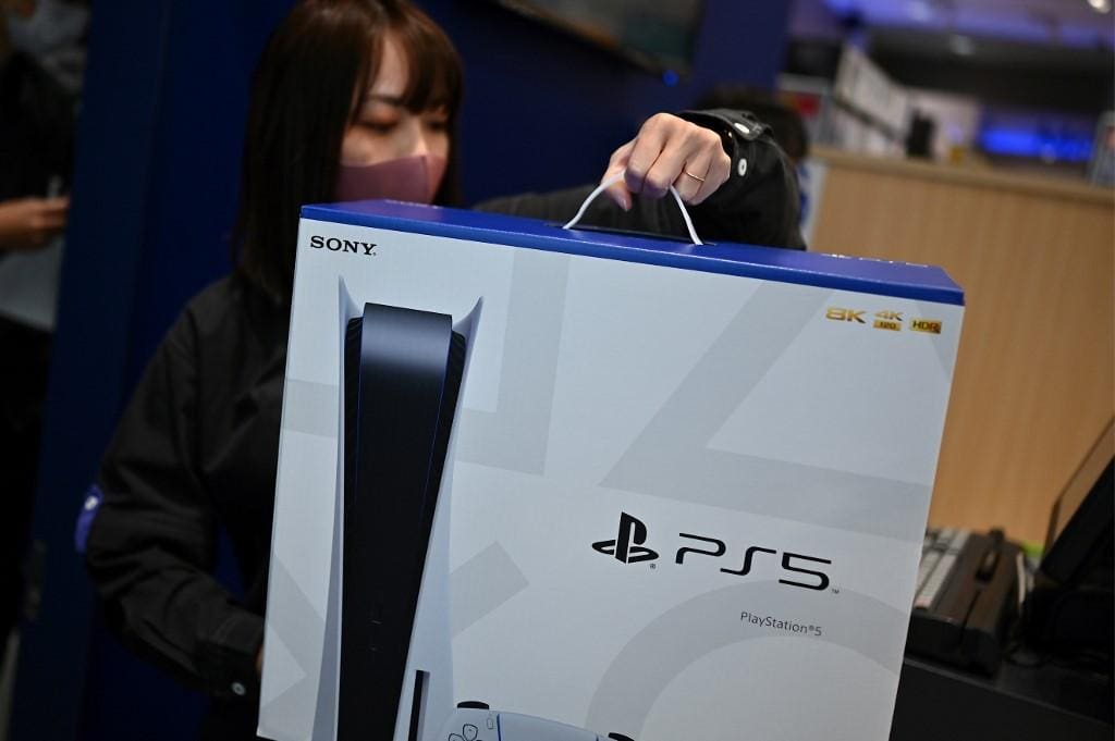 Consumidores compram primeiras unidades do Playstation 5, lançamento da Sony