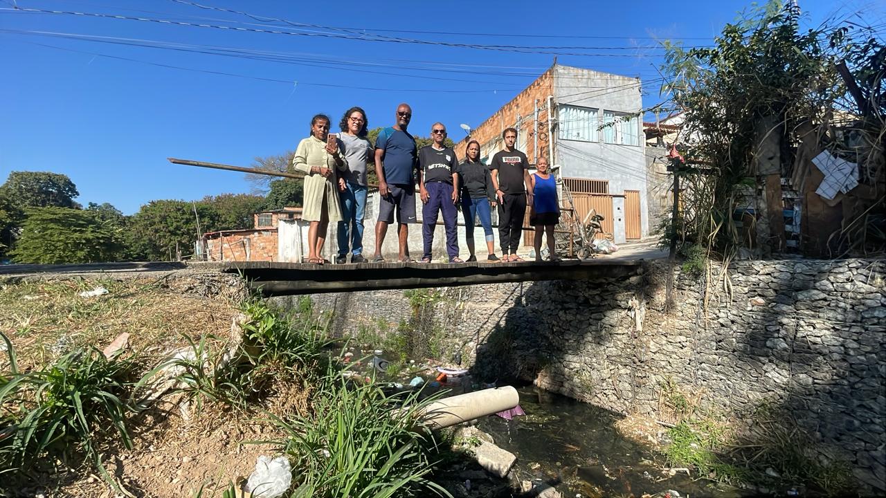 Moradores  na ponte acima do Córrego Quaresmas, que carece de manutenção.