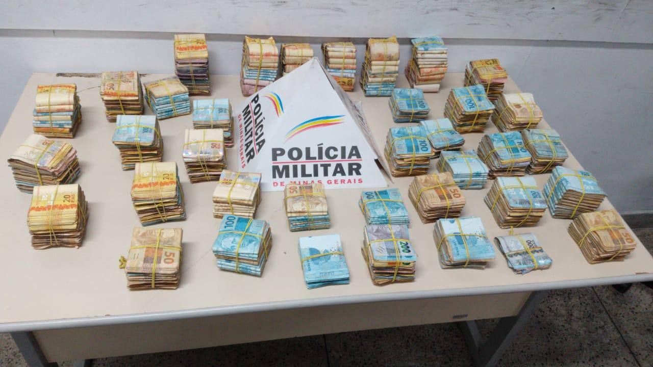 Polícia Militar encontrou a droga em uma sacola no banco do passageiro