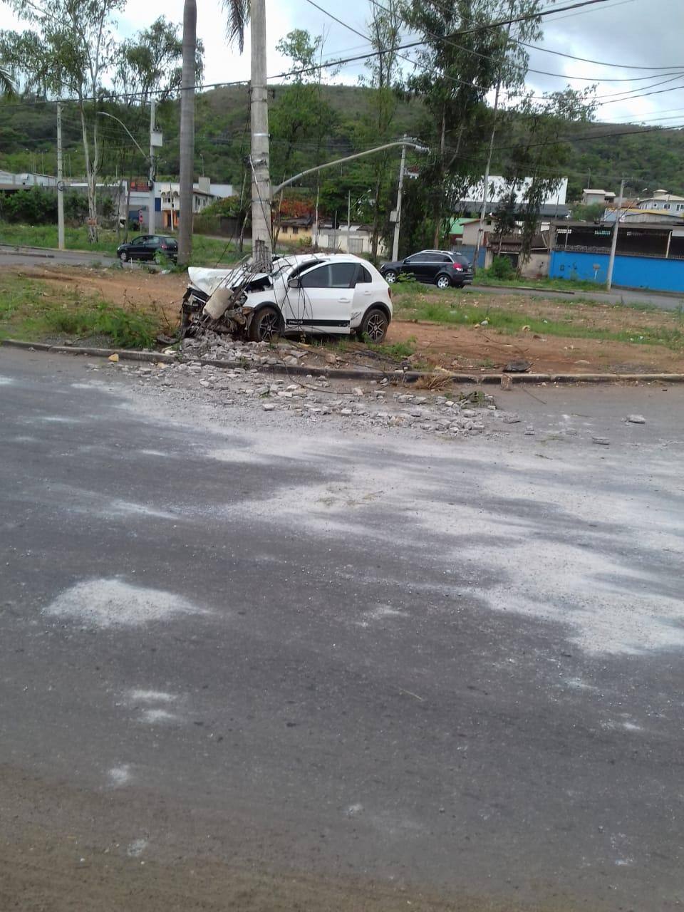 carro bate frontalmente em poste em Sete Lagoas