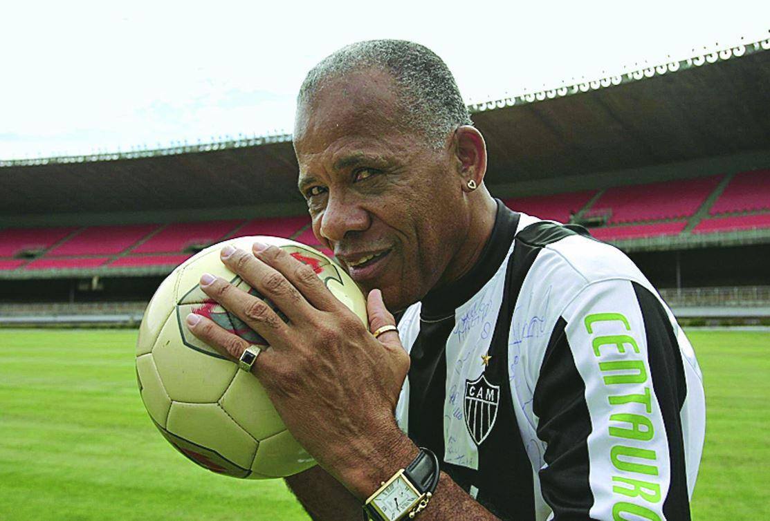 Dadá Maravilha beija a bola dentro do gramado do 'antigo  Mineirão'