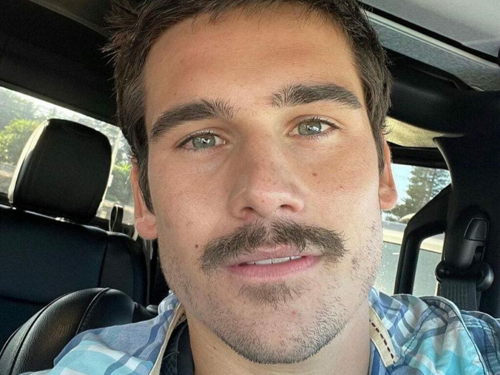 Nicolas Prattes exibe peitoral peludo em ensaio e recebe elogio carinhoso de Sabrina Sato