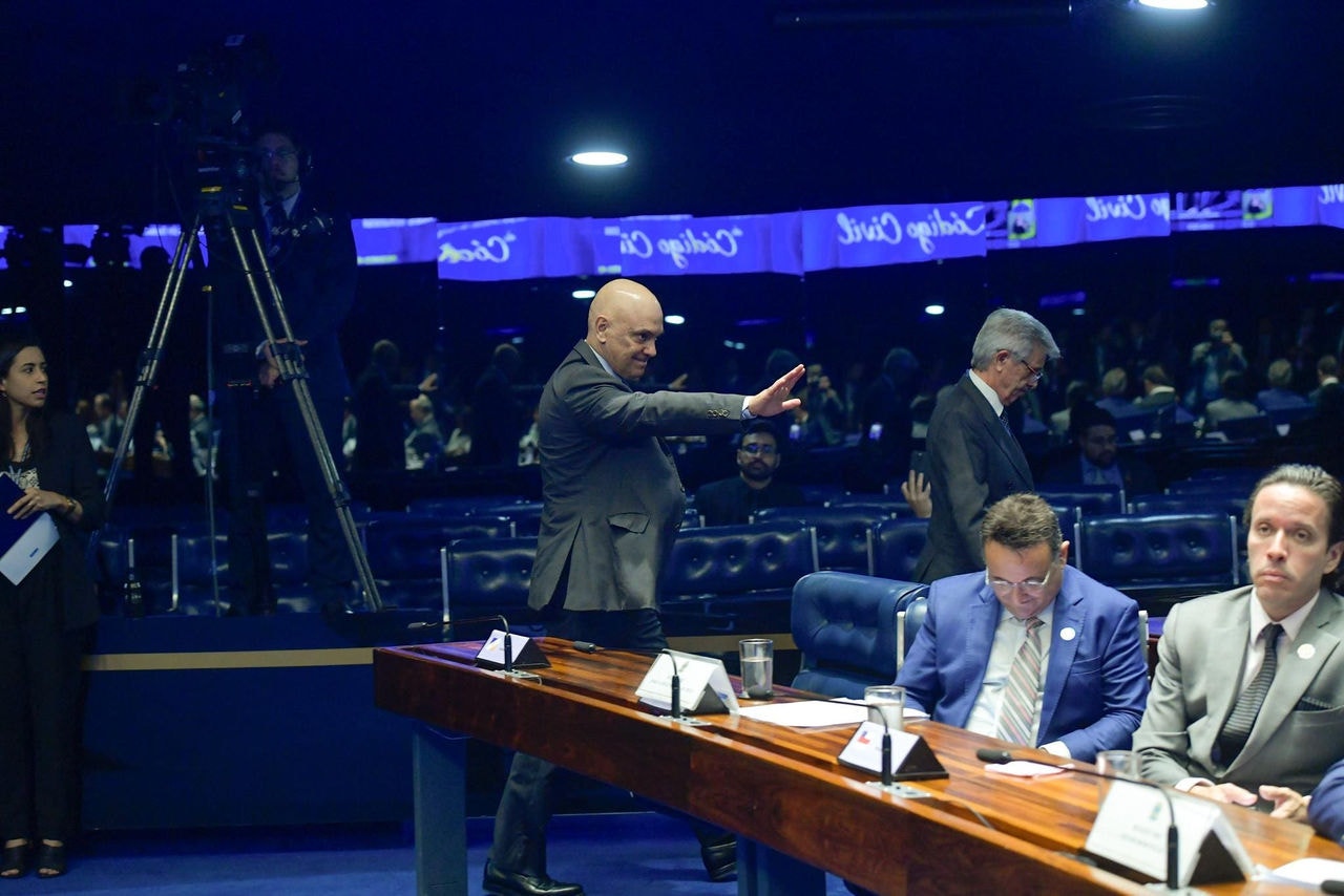 O ministro do Supremo Tribunal Federal (STF), Alexandre de Moraes, chegando ao plenário do Senado Federal