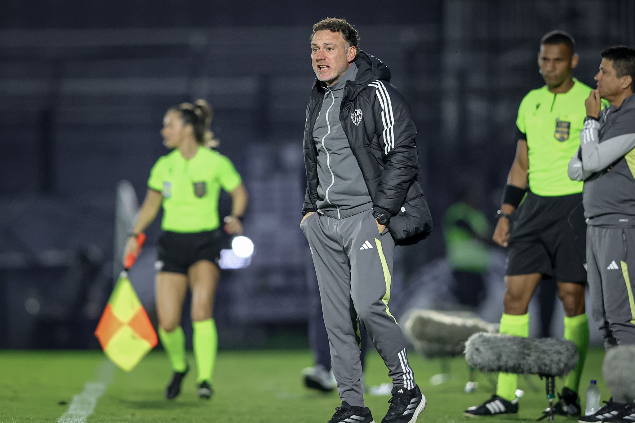 O técnico Gabriel Milito terá desfalques na partida contra o Palmeiras