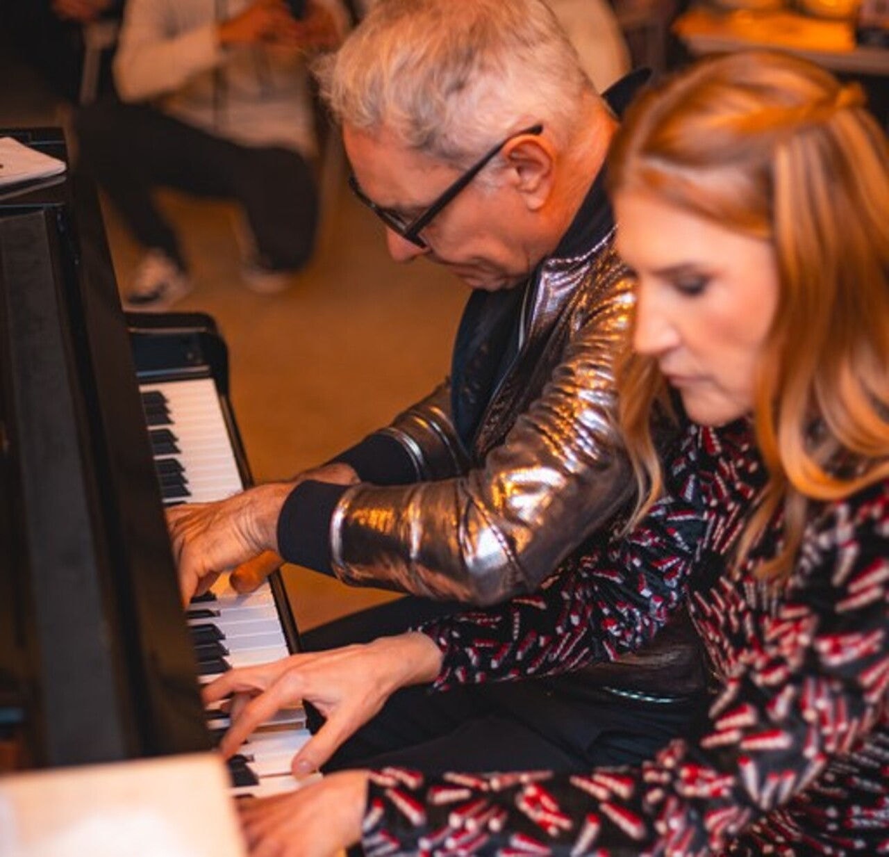 Na mesma “Noite Piano & Voz”, as estrelas, César Buscacio e Izabella Montesanto, tocando a quatro mãos
