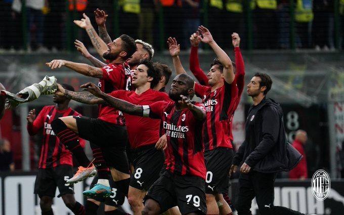 Jogadores festejam vitória diante da torcida