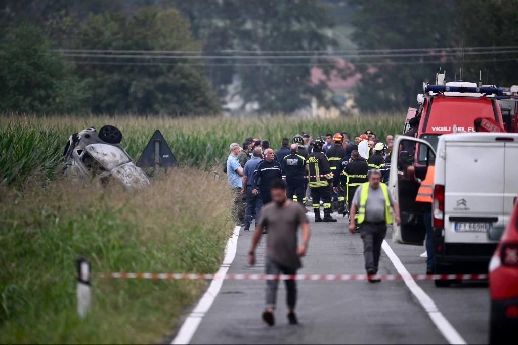Bombeiros isolam estrada onde jato acrobático militar atingiu um carro e matou menina de 5 anos, na Itália