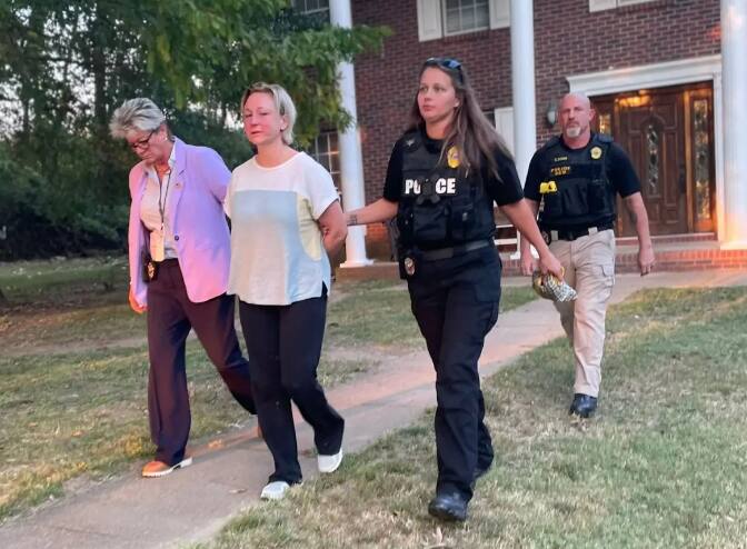 mulher presa por abuso sexual nos estados unidos