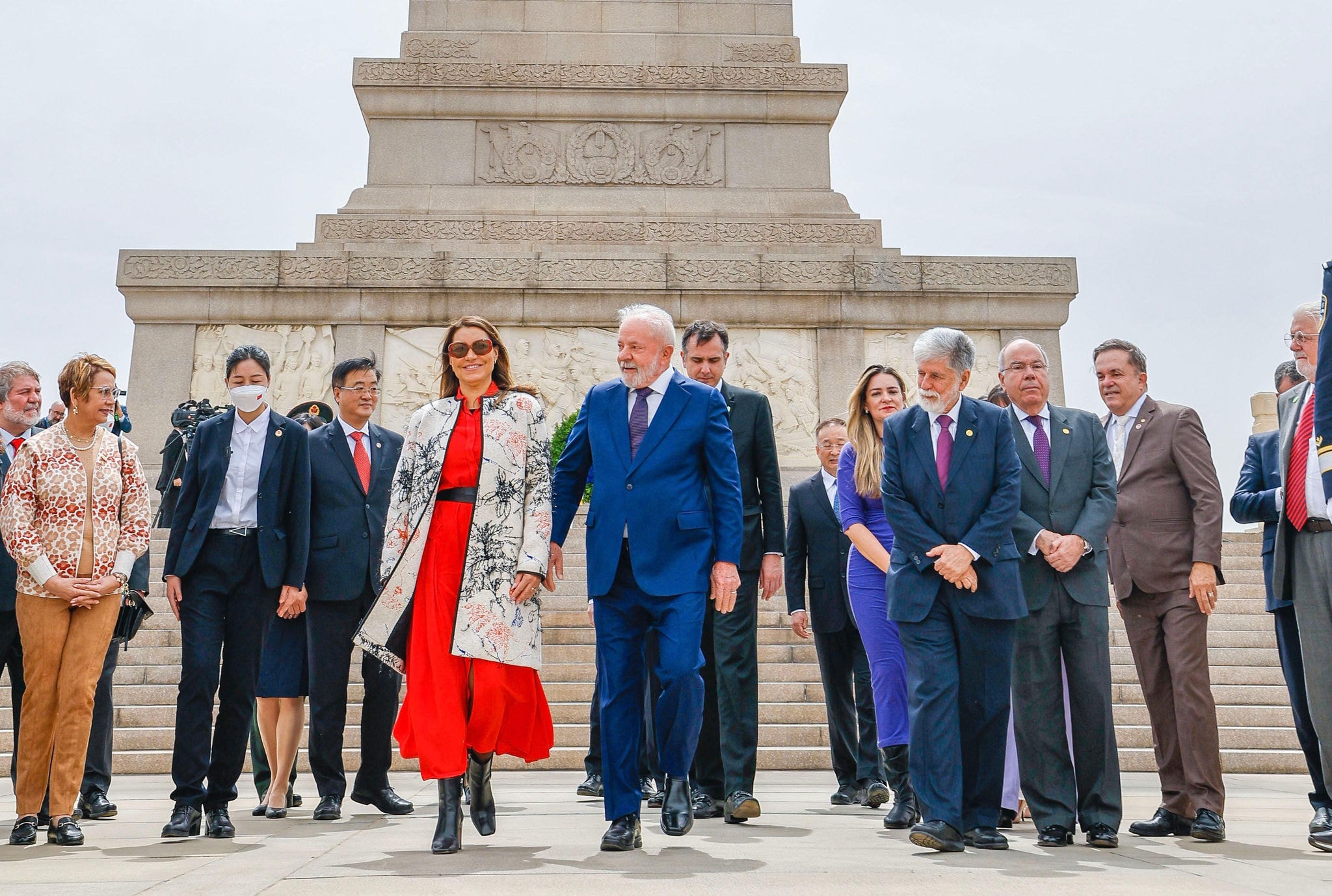 Janja e Lula durante Cerimônia de aposição de coroa de flores no Monumento aos Heróis do Povo, na Praça da Paz Celestial, em Pequim